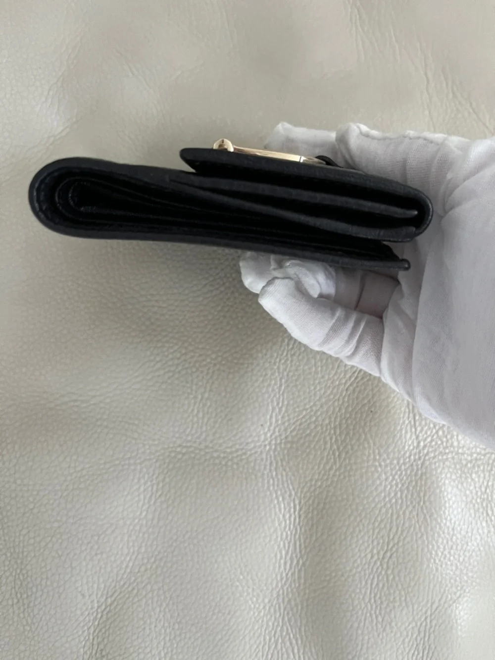 Gucci Classic Stirrup Black Leather Conpact Wallet with Gold Hardware EUC - Picture 9 of 10